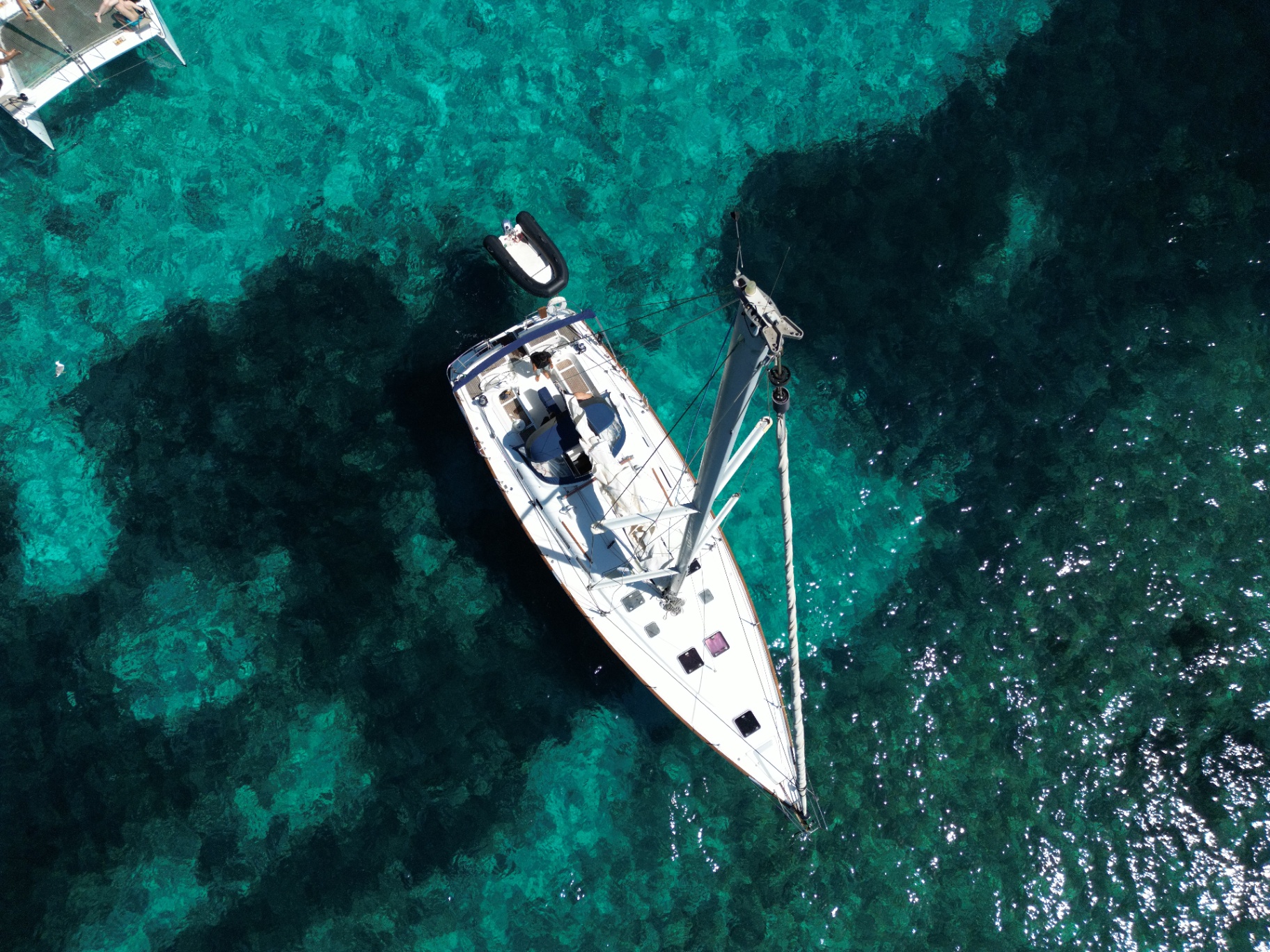 Riflessi dorati del sole sull'acqua del Mediterraneo